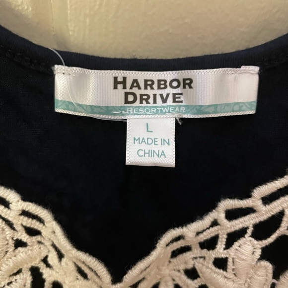 Black & white lace flowing top with shoulder holes - Picture 2 of 2